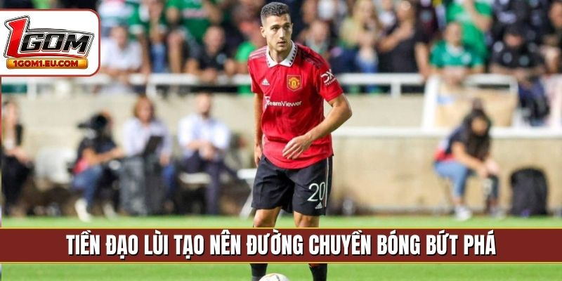Tiền đạo lùi tạo nên đường chuyền bóng bứt phá